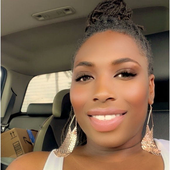 Meet your Posher, Dominique - Picture 1 of 1